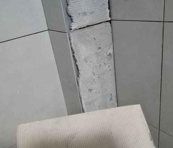 呼和浩特瓷砖空鼓维修公司分享下厨房瓷砖脱落的补救措施。
